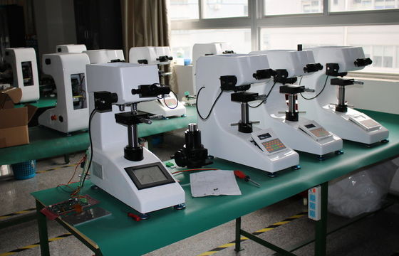 Wielka maszyna do testowania twardości Vickers iVick-479MC